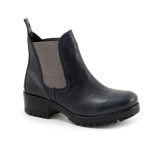 Florida Chelsea boot in navy. Smooth navy leather upper with grey knit elastic goring, and a black outsole. Outsole is rugged with 1.75 inch heel.