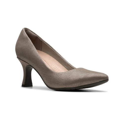 7 centimeter heel with pointed toe in silver, reptile print leather.