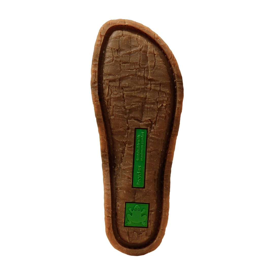 Textured brown rubber outsole of N5817 sandal with green El Naturalista logo. 