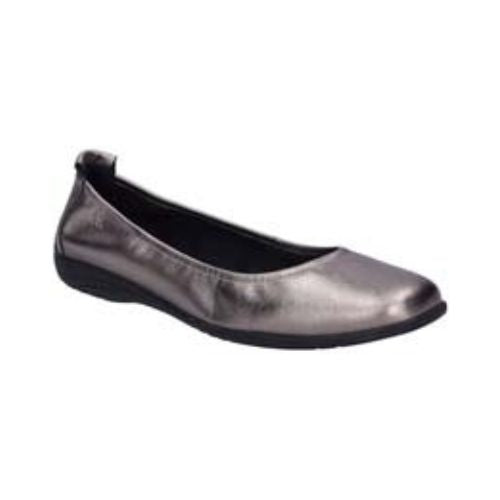 Fenja 01 Flat in silver. Silver metallic leather ballet flat with a black outsole. 