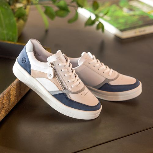 D0J01 Lace-Up Sneaker