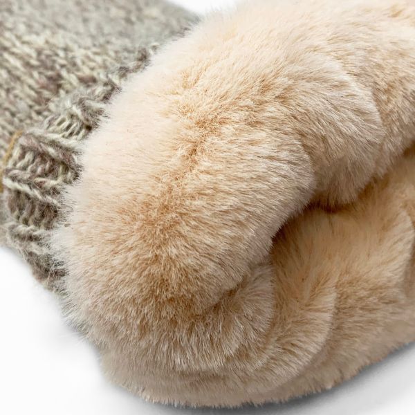 Beige faux fur lining in Auclair's Tessa mitt.