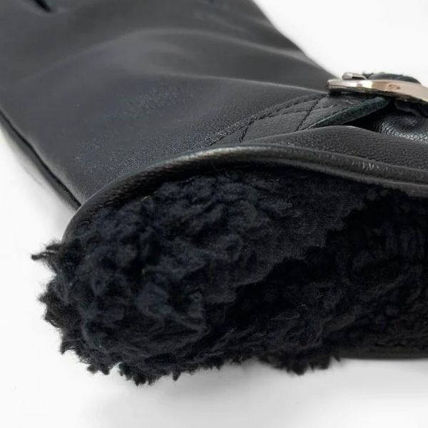 Up close of fur lining of the Auclair maisie black glove.